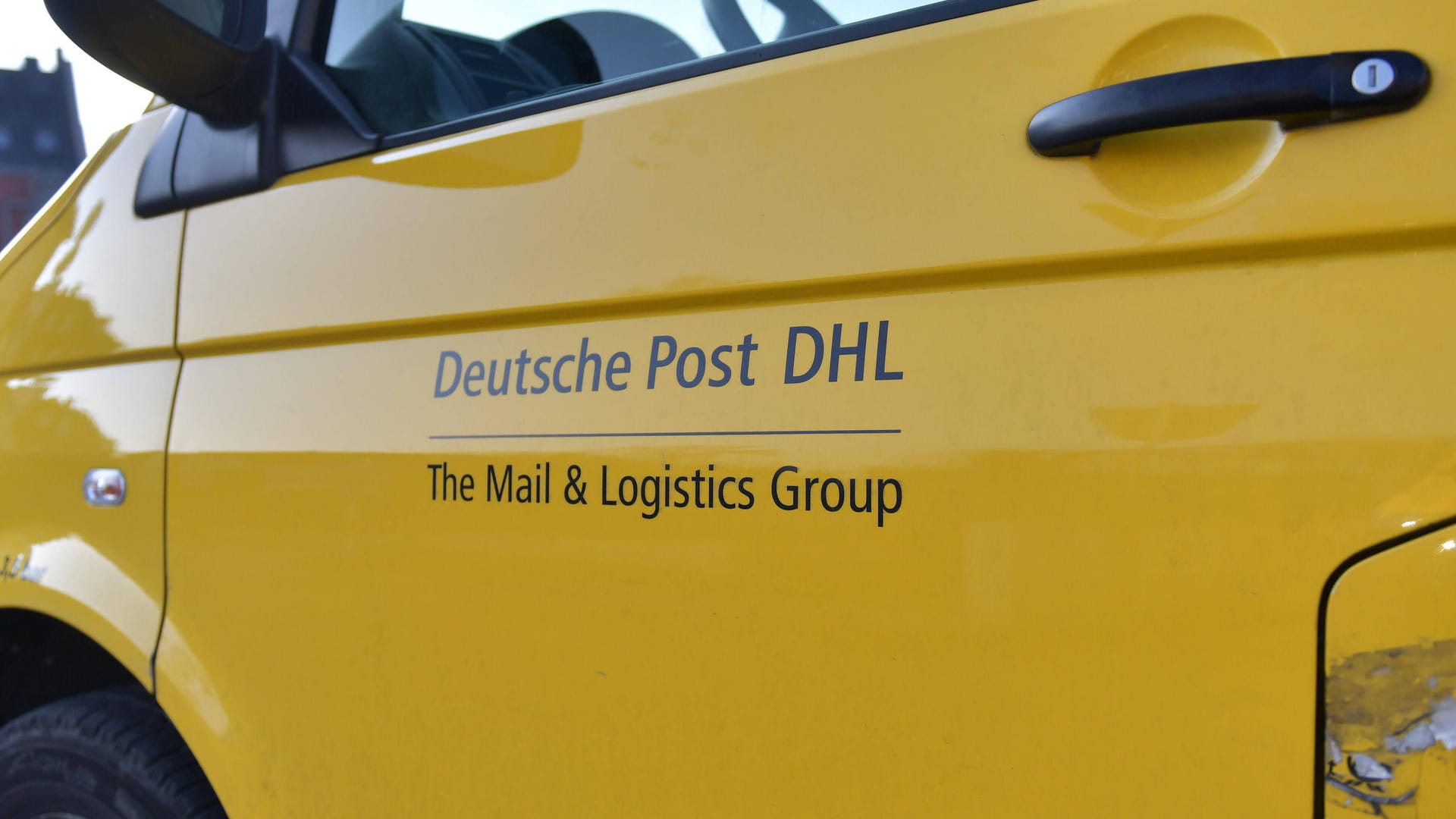 Zustellfahrzeug der Deutschen Post: In Leipzig hat es einen Brandanschlag auf Postwagen gegeben. Zustellfahrzeug der Deutschen Post: In Leipzig hat es einen Brandanschlag auf Postwagen gegeben.