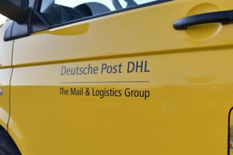 Zustellfahrzeug der Deutschen Post: In Leipzig hat es einen Brandanschlag auf Postwagen gegeben.
