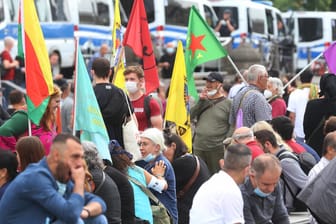 Kurden nehmen auf dem Ottoplatz an einer Demonstration teil: Nach einem verhinderten Treffen in Bergisch Gladbach gingen mehrere Hundert in Köln demonstrieren.