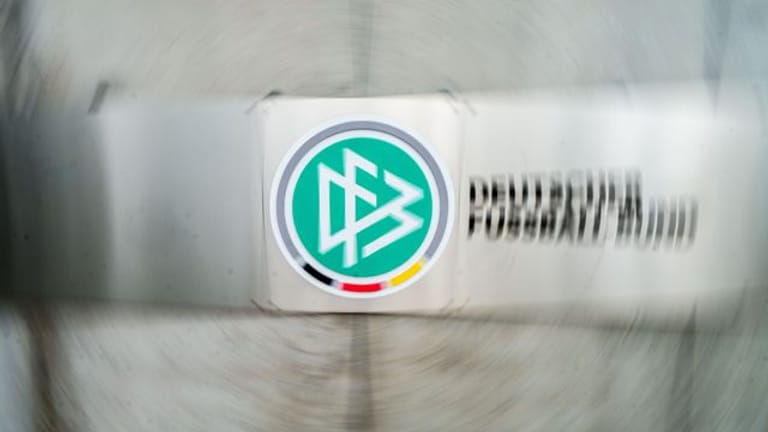 Ein Schild mit dem Logo des Deutschen Fußball-Bundes (DFB) hängt vor dem Eingang zur DFB-Zentrale in Frankfurt/Main.