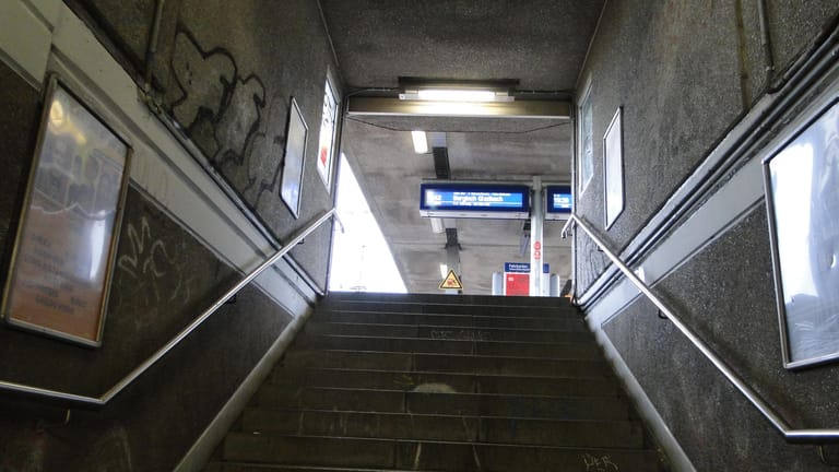 Aufgang zum S-Bahnhof Nippes: Mehrere Bahnhöfe in Köln erhielten schlechte Bewertungen.