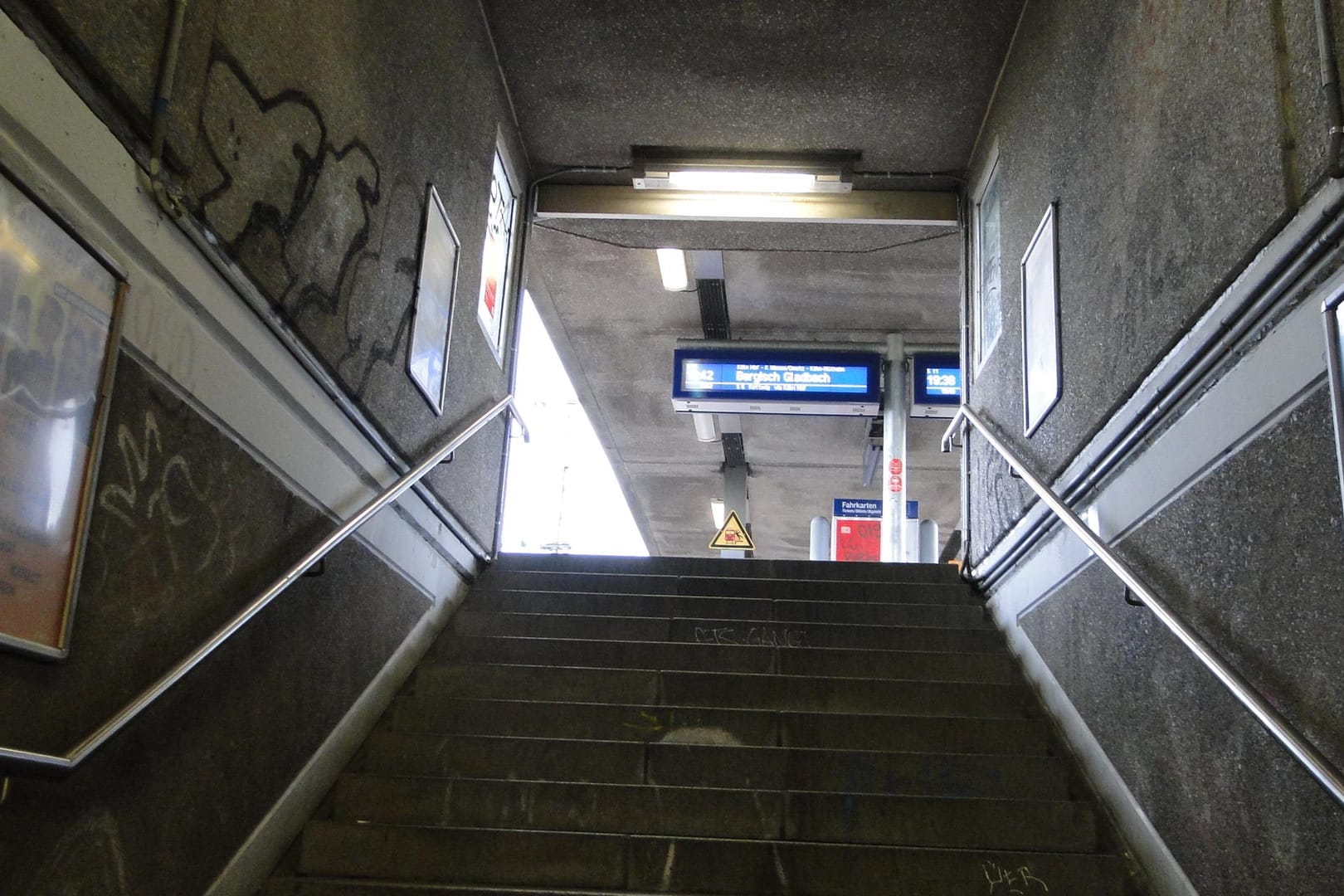 Aufgang zum S-Bahnhof Nippes: Mehrere Bahnhöfe in Köln erhielten schlechte Bewertungen.