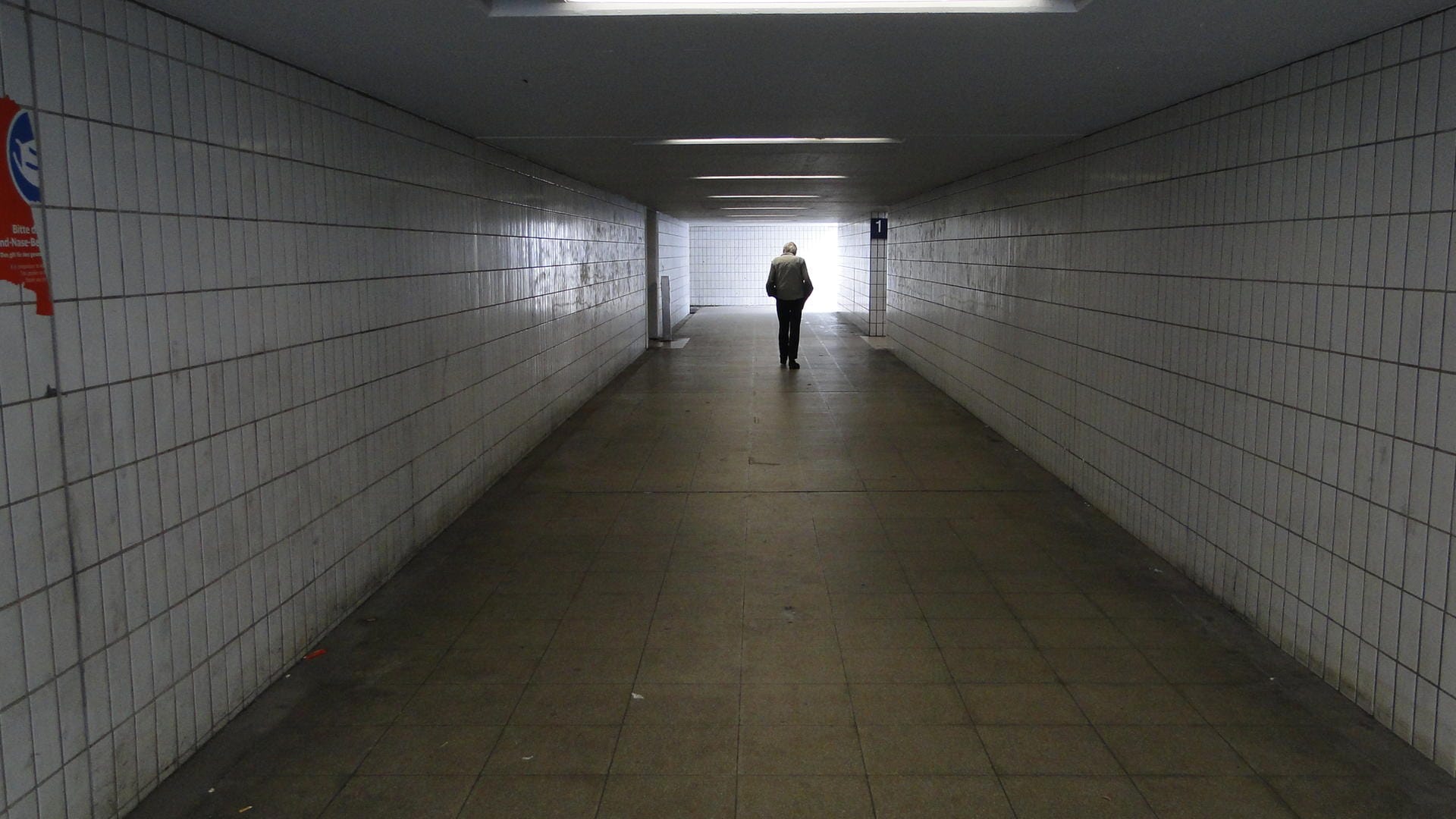 Der Tunnel am Bahnhof Worringen: Der gekachelte Gang wirkt auf viele Fahrgäste beklemmend.