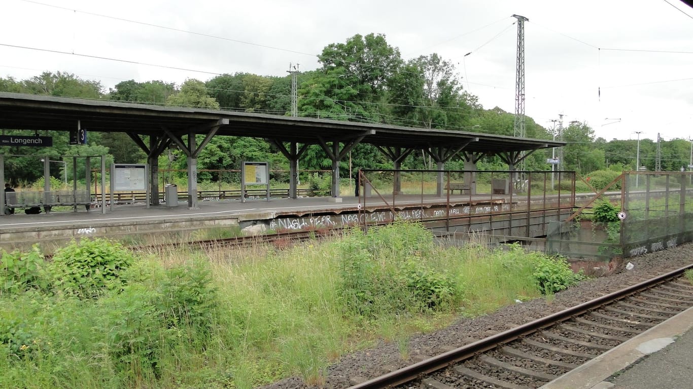 Der Bahnhof Longerich stammt aus den 1930er Jahren: Das Alter sieht man ihm an.