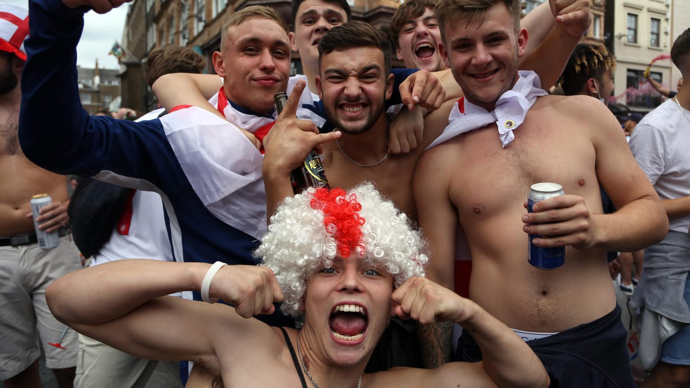 Gefährlicher Leichtsinn: Fans der Engländer in London, wenige Stunden vor Anpfiff des EM-Endspiels.