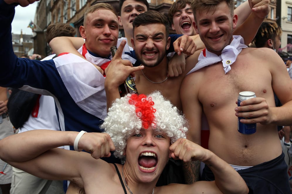 Gefährlicher Leichtsinn: Fans der Engländer in London, wenige Stunden vor Anpfiff des EM-Endspiels.