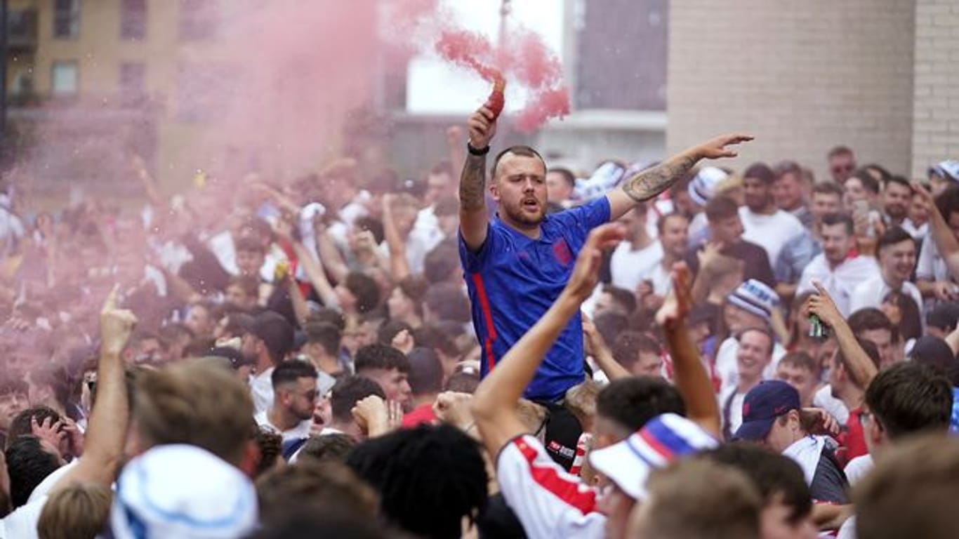 England-Fans feiern vor dem EM-Finale in London.
