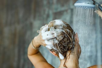 Duschen: In bestimmten Wohnungen dürfen Mieter nicht zu lange duschen, da sonst Schimmel droht.