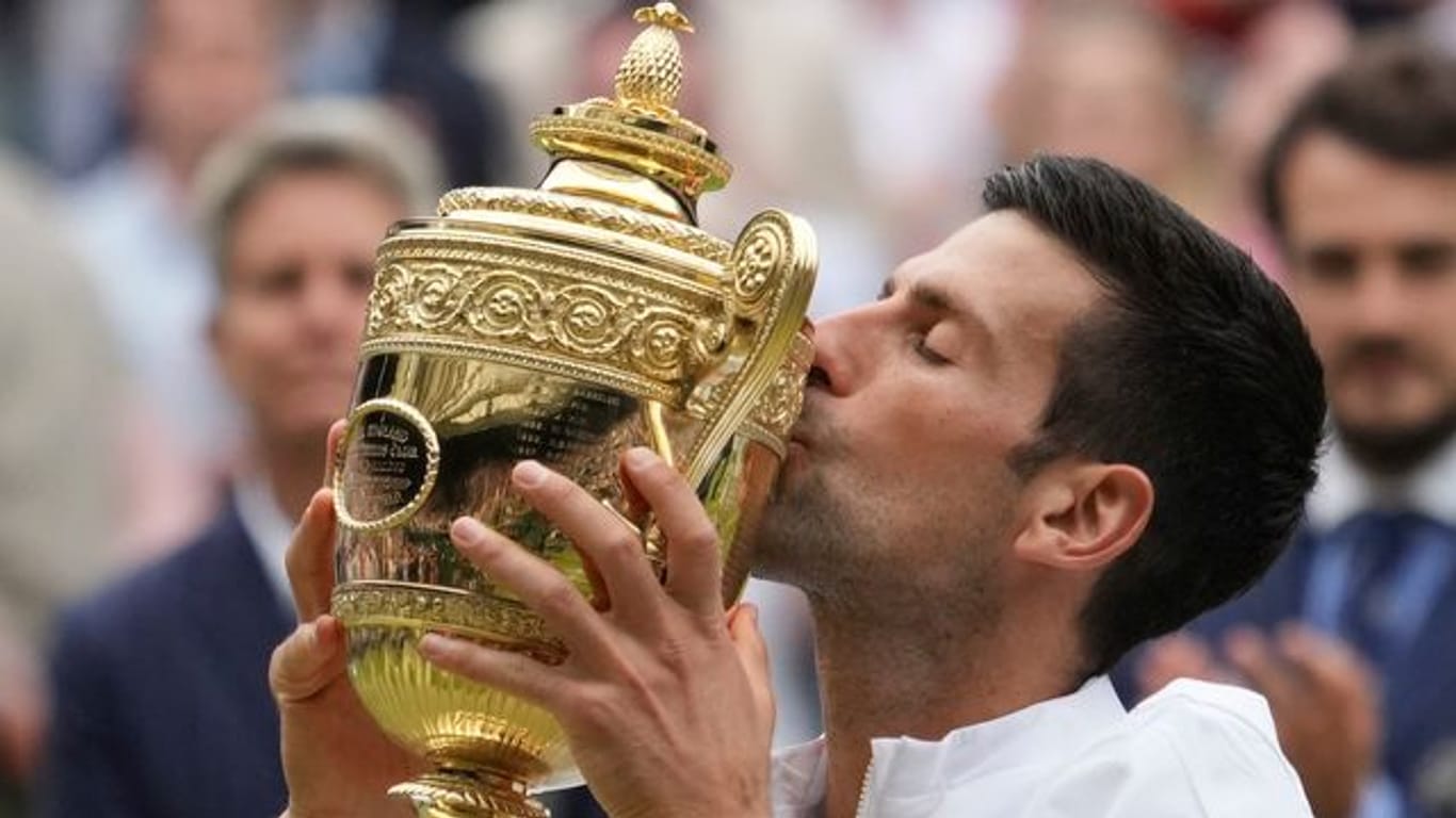 Wimbledon-Sieger Novak Djokovic küsst seine Trophäe.