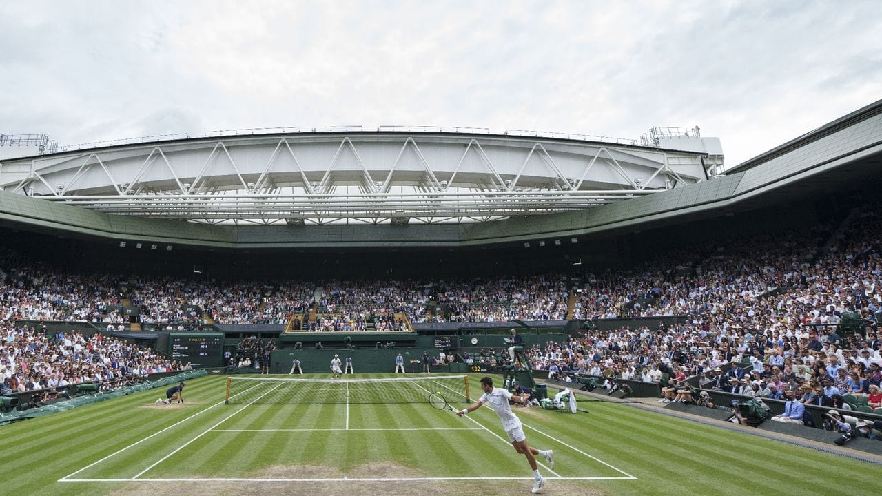 Beim Finale von Matteo Berrettini gegen Novak Djokovic (vorn) ist das Stadion in Wimbledon voll.