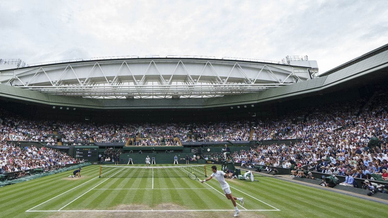 Beim Finale von Matteo Berrettini gegen Novak Djokovic (vorn) ist das Stadion in Wimbledon voll. Beim Finale von Matteo Berrettini gegen Novak Djokovic (vorn) ist das Stadion in Wimbledon voll.