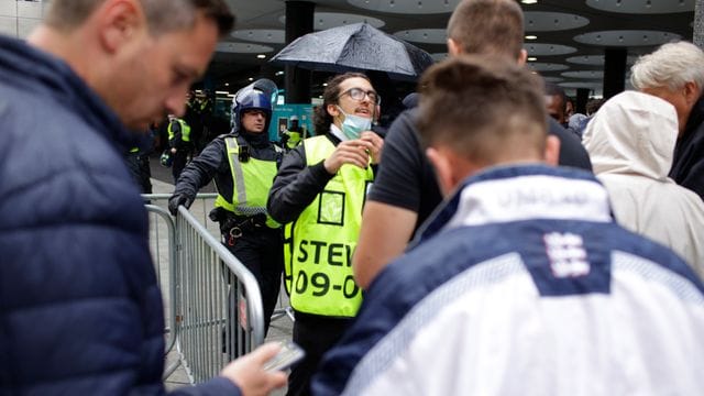 Stewards kontrollieren die elektronischen Tickets der Fans beim Betreten des Wembley-Stadions.
