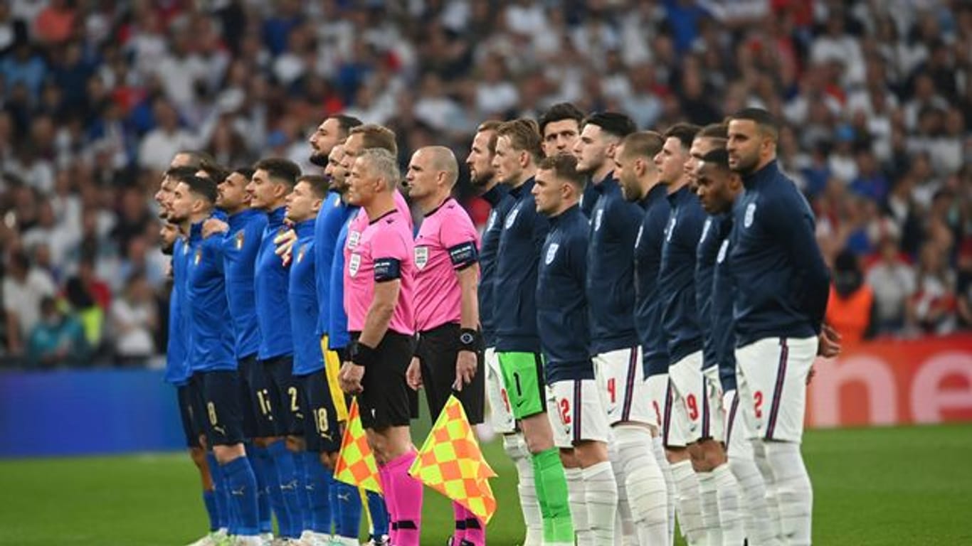 Die Spieler von Italien und England stellen sich für die Hymnen vor dem Endspiel auf.