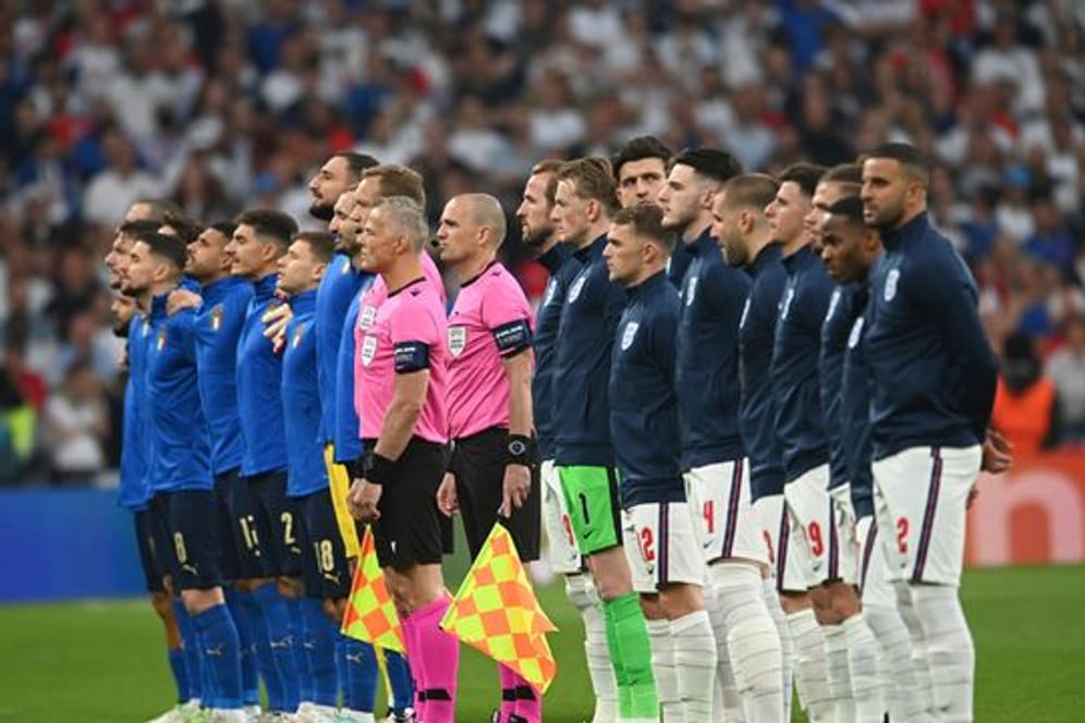 Die Spieler von Italien und England stellen sich für die Hymnen vor dem Endspiel auf.