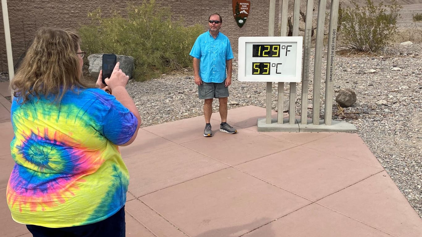 Touristen machen Foto an einer Temperaturanzeige: Im Death Valley herrscht extreme Hitze vor.