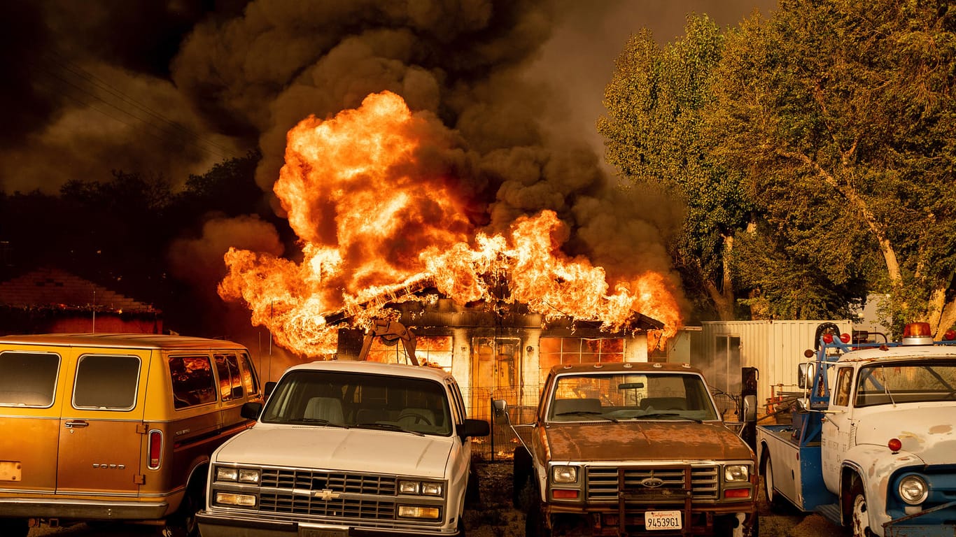 Flammen des "Sugar Fire" schlagen aus einem Wohnhaus: Der Westen der USA hatte am Wochenende auch mit Waldbränden zu kämpfen.