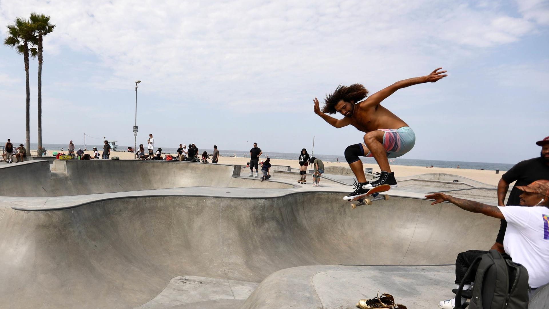 Skateboarder in Kalifornien: Der US-Bundesstaat ist von extremer Hitze und Waldbränden betroffen.