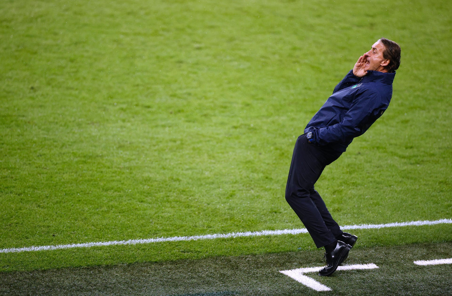 Italiens Nationaltrainer Roberto Mancini zeigte am Spielfeldrand vollen Körpereinsatz.