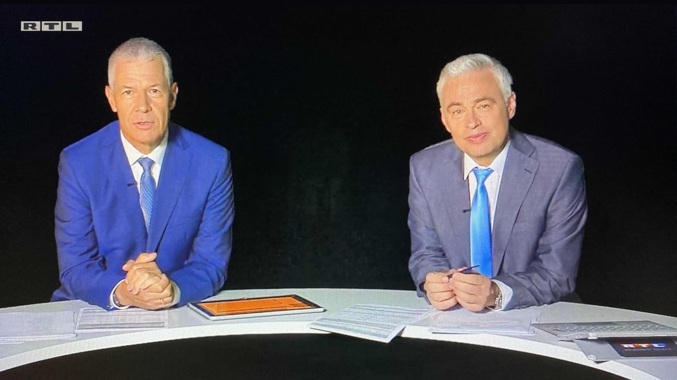 Peter Kloeppel und Andreas von Thien: Auf einmal saßen die beiden Moderatoren bei "RTL aktuell" im Dunkeln.