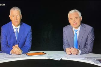Peter Kloeppel und Andreas von Thien: Auf einmal saßen die beiden Moderatoren bei "RTL aktuell" im Dunkeln.