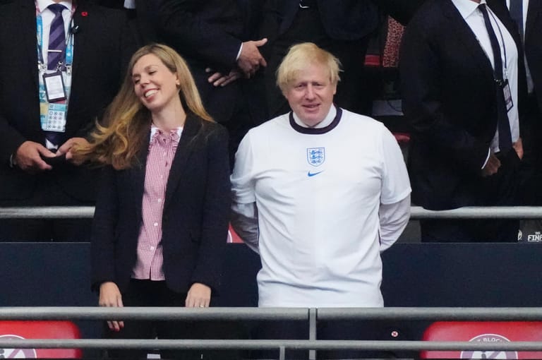 Auch der englische Premierminister Boris Johnson war im Stadion anwesend. Er entschied für ein England-Trikot über seinem weißen Hemd, auch wenn er eigentlich kein Fußballfan ist.