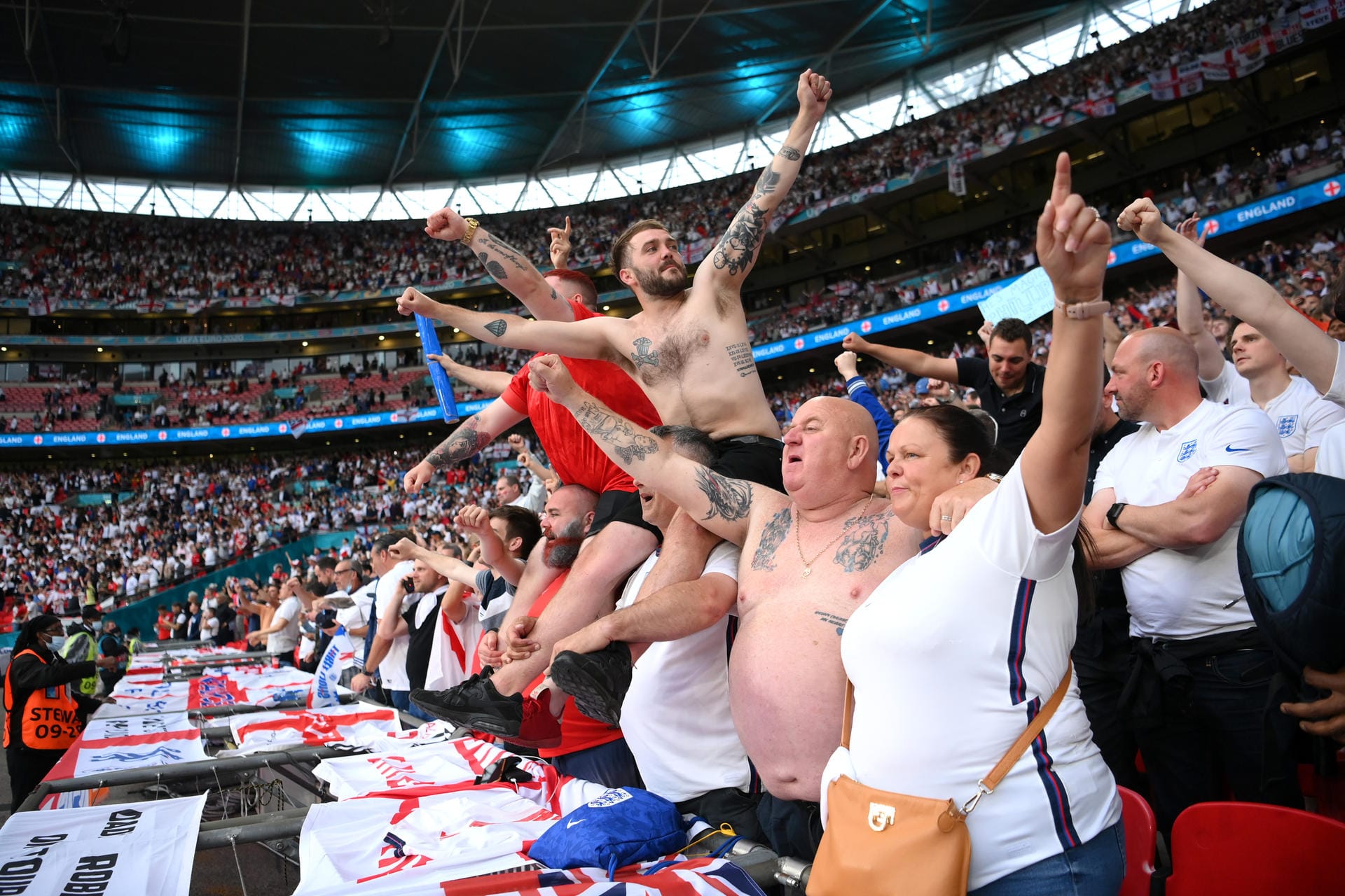 Die englischen Fans waren in der klaren Überzahl im Wembley – und zum Teil auch wieder sehr freizügig unterwegs.