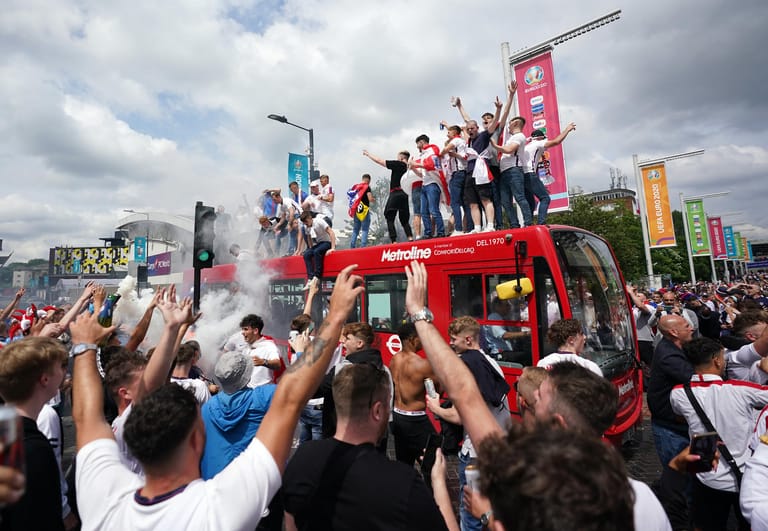 Schon weit vor dem Spiel glich London einem Tollhaus. Busse, Statuen, Kreuzungen – überall feierten Engländer ihre Mannschaft und verwüsteten die Straßen. Es kam auch zu Zusammenstößen mit der Polizei.