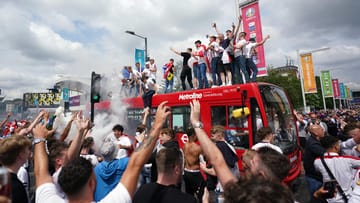 Schon weit vor dem Spiel glich London einem Tollhaus. Busse, Statuen, Kreuzungen – überall feierten Engländer ihre Mannschaft und verwüsteten die Straßen. Es kam auch zu Zusammenstößen mit der Polizei.