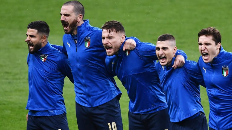 Eines der Bilder der Europameisterschaft: Die Italiener sangen sich wie gewohnt auch vor dem Finale bei der Hymne schon auf Temperatur.