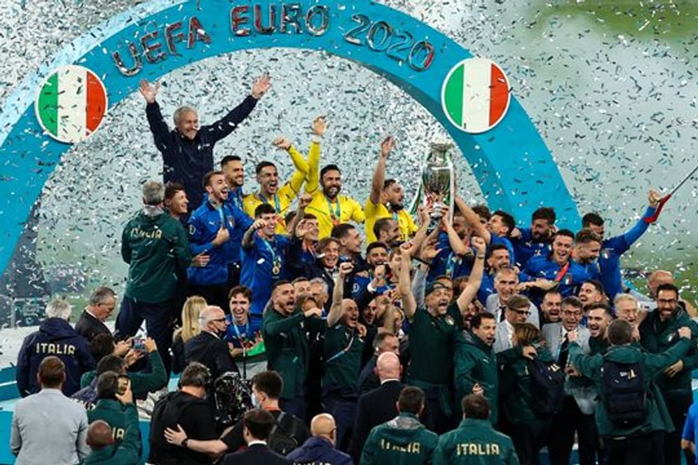 Italiens Spieler feiern nach dem Spiel mit dem Pokal die Europameisterschaft.
