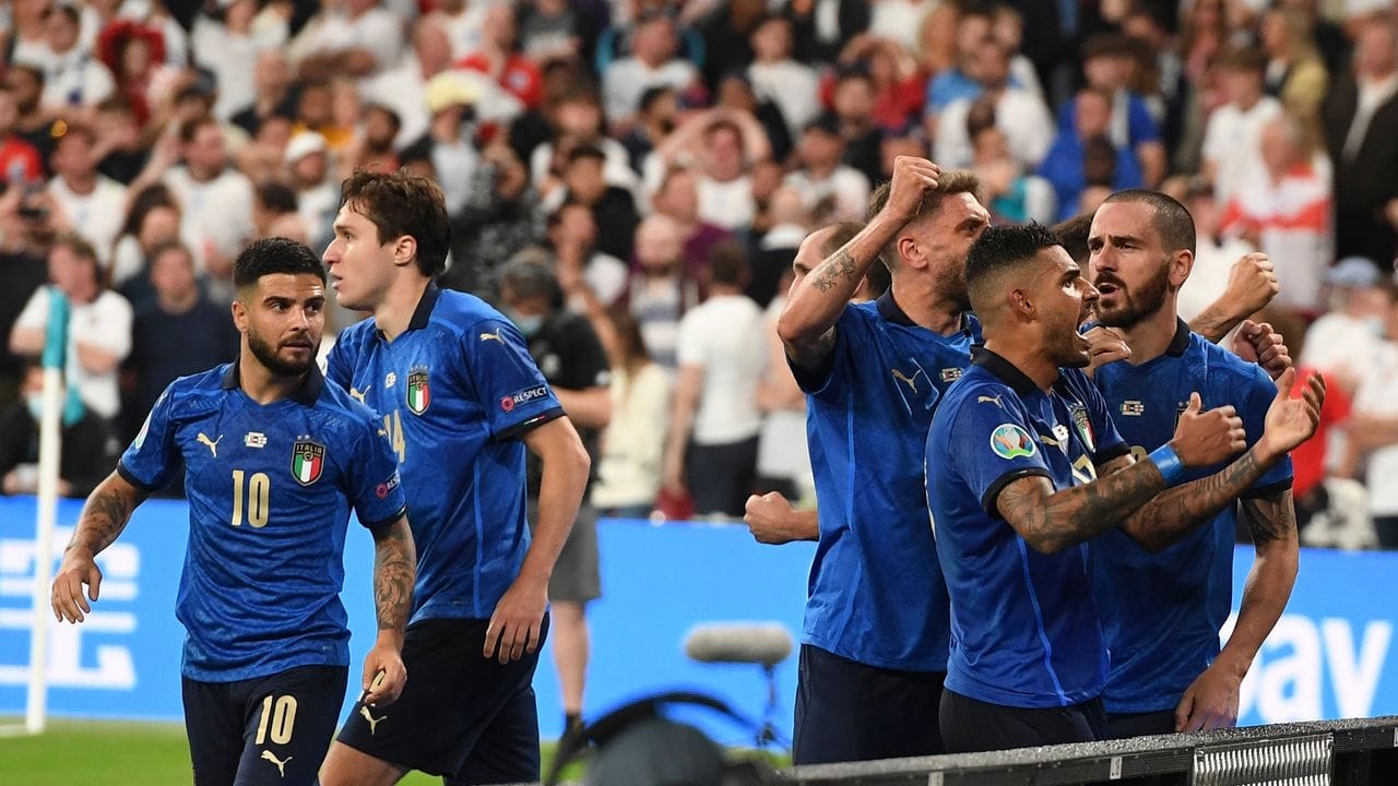 Italiens Leonardo Bonucci (r) jubelt über seinen Treffer zum 1:1 mit seinen Teamkollegen.