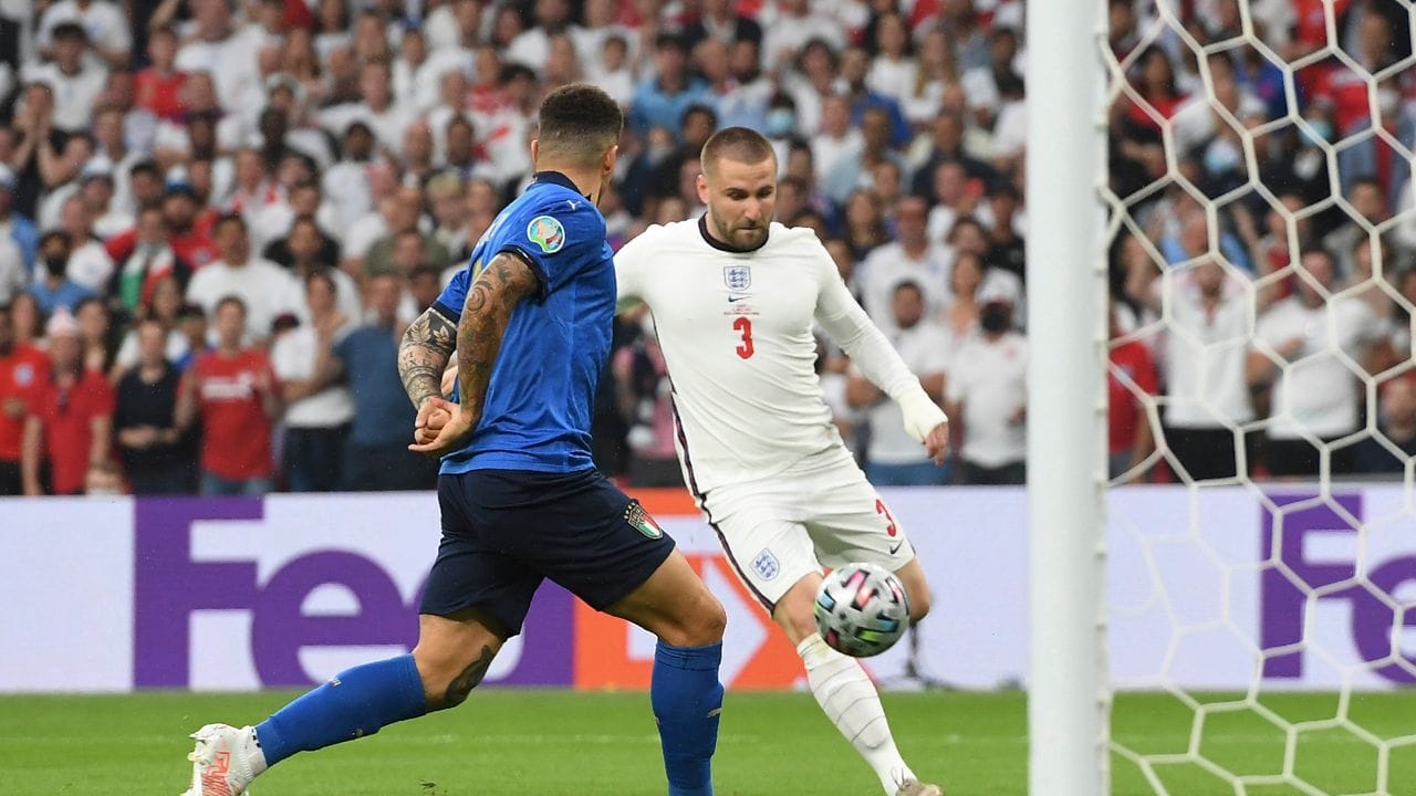 Englands Luke Shaw (r) erzielt das Tor zum 1:0 gegen Italien per Dropkick.