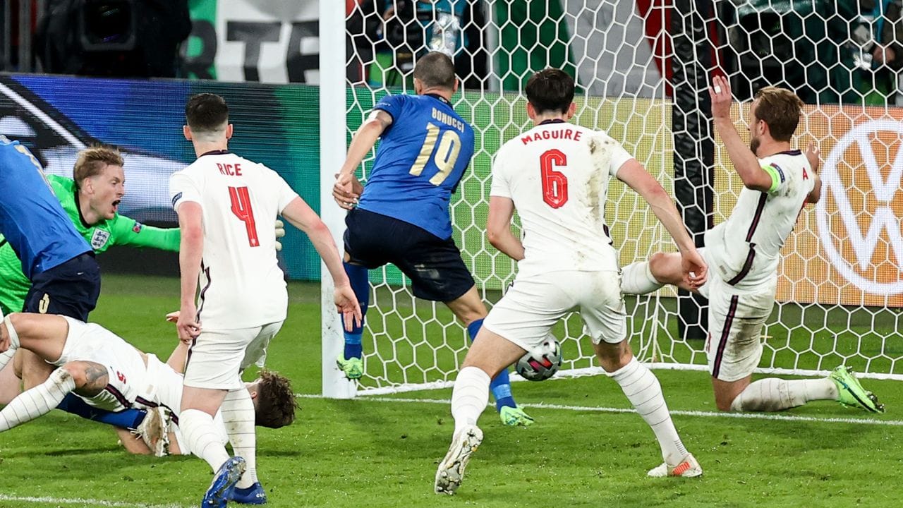 Leonardo Bonucci (M/19) erzielt mit einem Nachschuss das 1:1 für Italien gegen England.