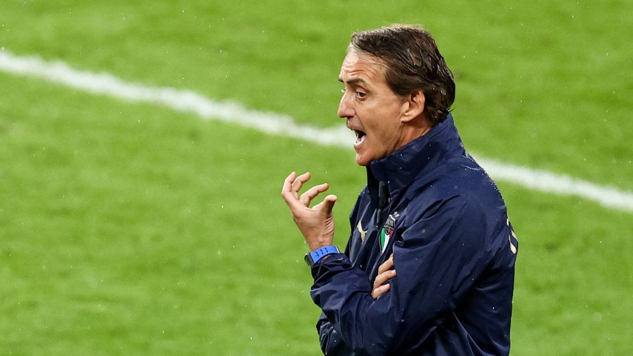 Das Spiel gegen England verläuft zunächst anders, als gedacht: Italiens Trainer Roberto Mancini gestikuliert.