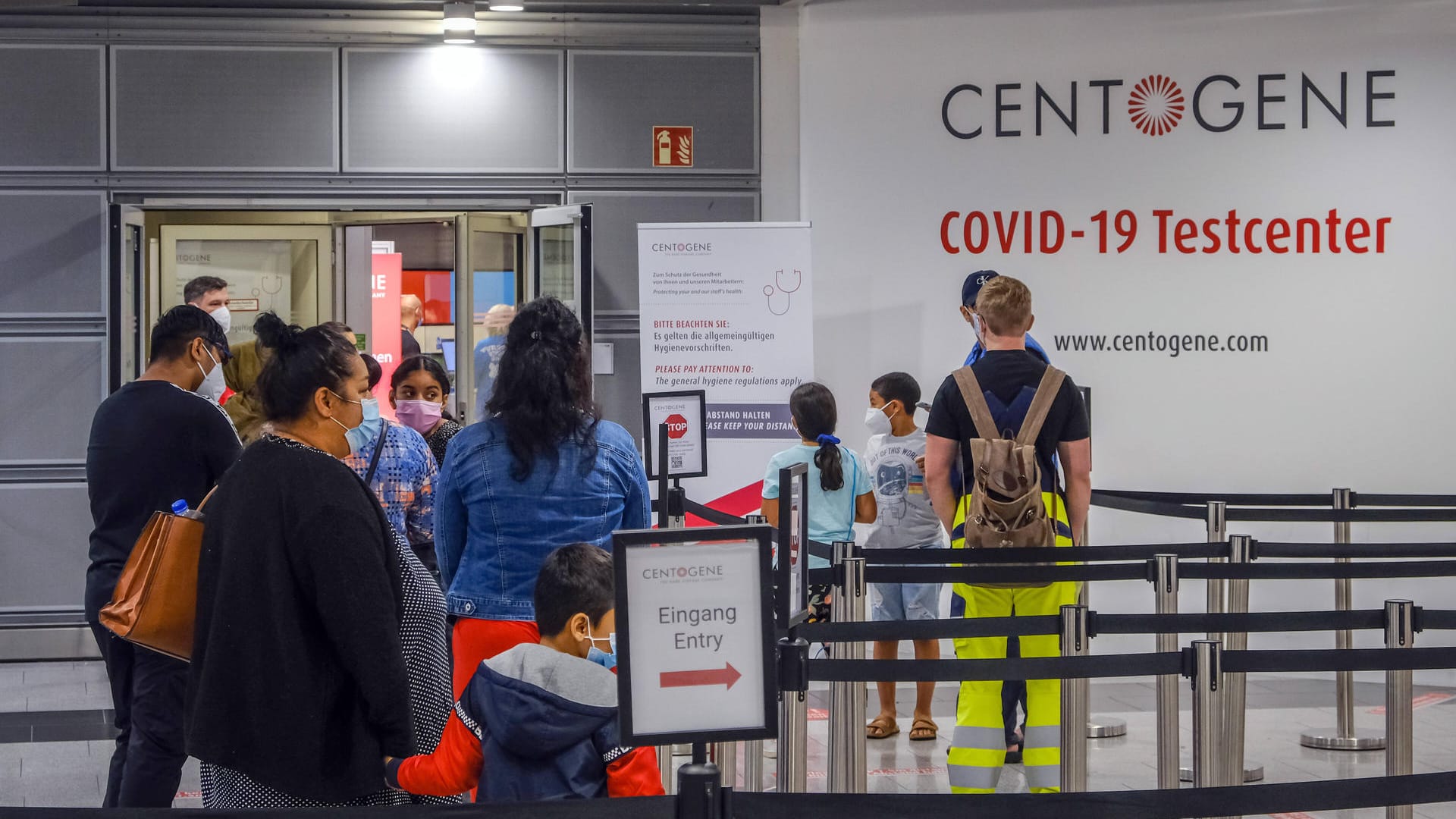 Covid-Testcenter am Düsseldorfer Flughafen: Der Inzidenzwert liegt weiter über 6. Covid-Testcenter am Düsseldorfer Flughafen: Der Inzidenzwert liegt weiter über 6.