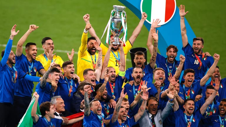 Italien jubelt: Kapitän Giorgio Chiellini stemmt den EM-Pokal in den Londoner Himmel.