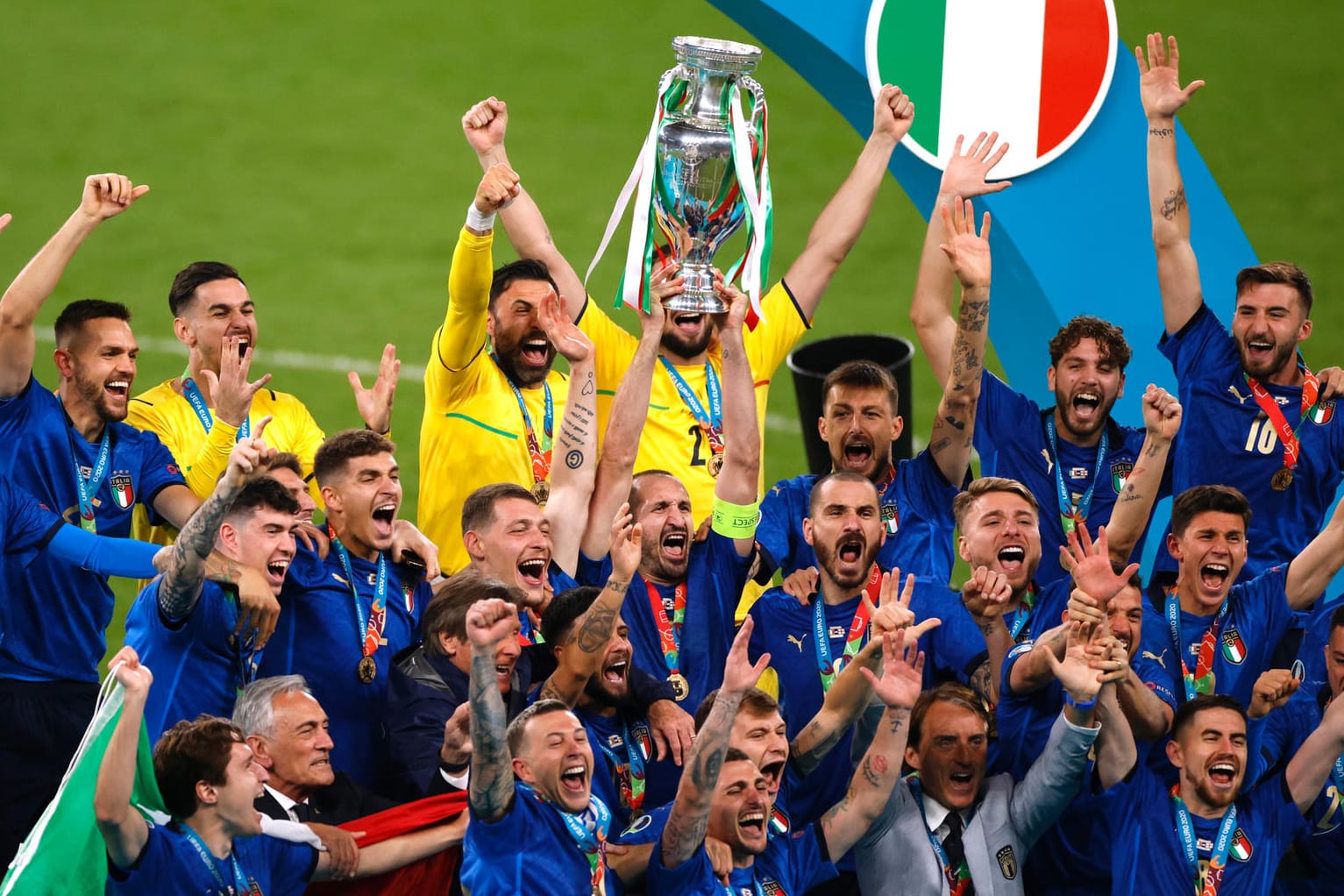 Italien jubelt: Kapitän Giorgio Chiellini stemmt den EM-Pokal in den Londoner Himmel.