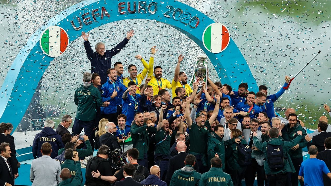 Italiens Spieler feiern nach dem Spiel mit dem Pokal die Europameisterschaft.