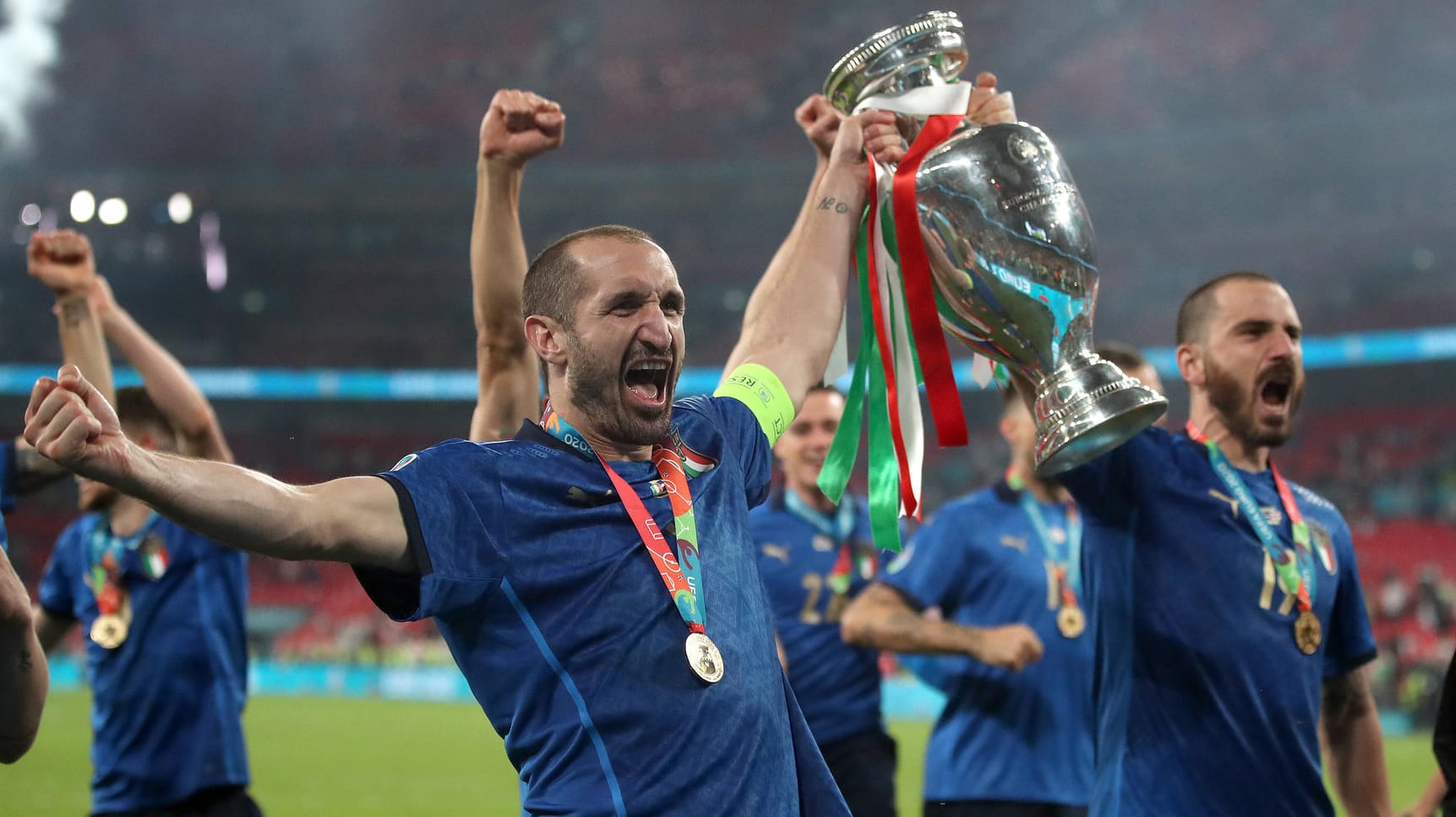 Die unverwüstliche Innenverteidigung der Italiener: Giorgio Chiellini (l.) und Leonardo Bonucci mit dem Pokal.