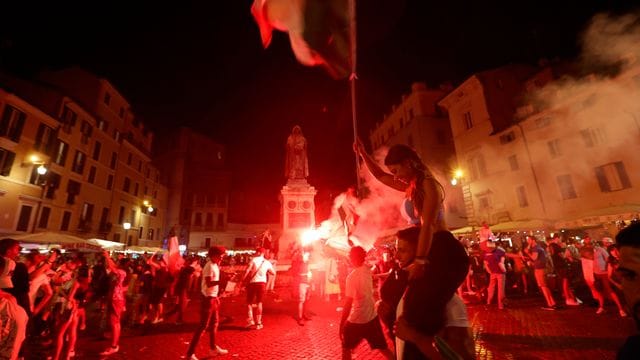 Italiens Fans feiern in Rom.