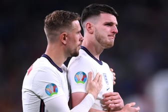 Jordan Henderson (l.) tröstet Declan Rice: Die englische Nationalmannschaft trauert um das verlorene EM-Finale.