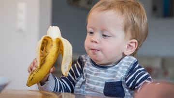 Ganz fies sind Flecken von Bananen auf Babykleidung.