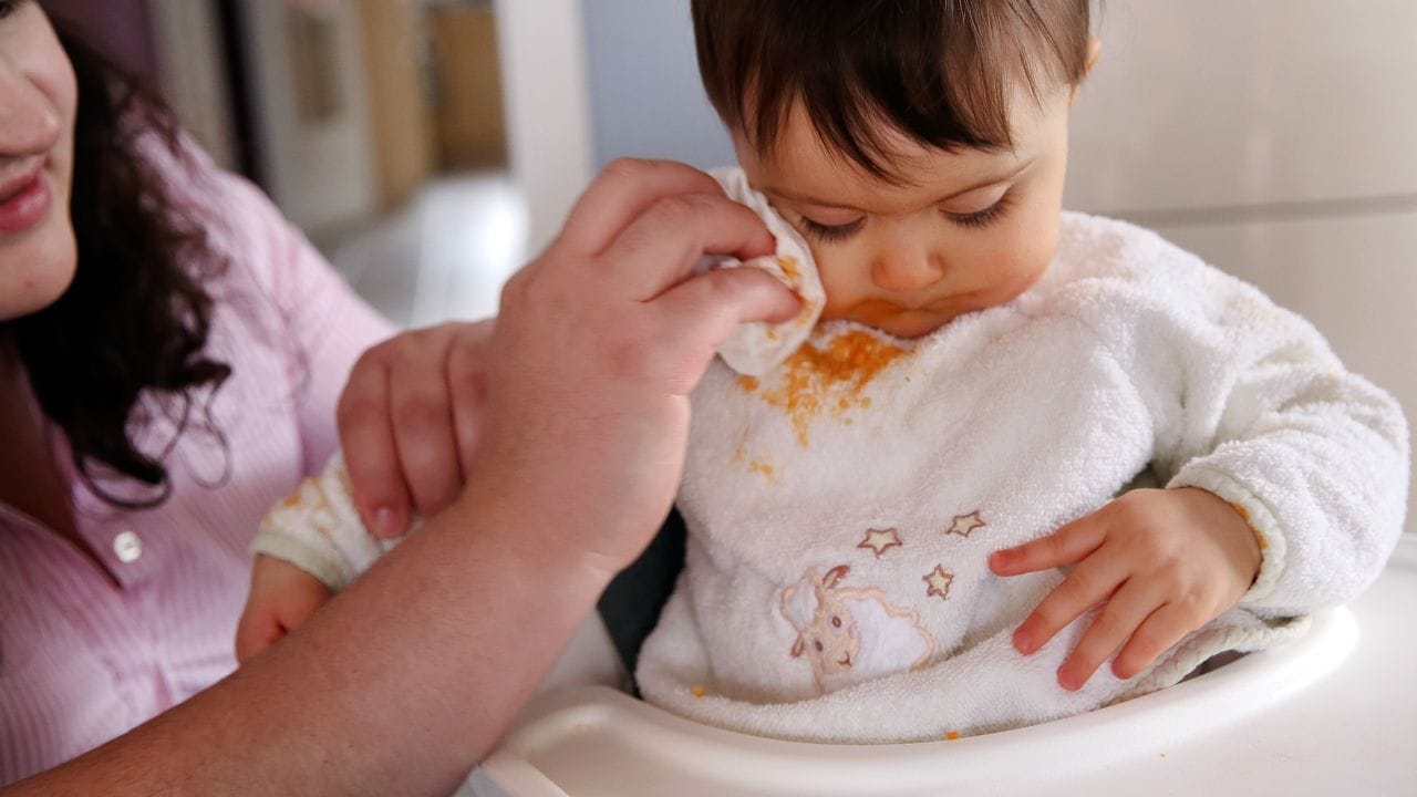 Breireste auf Lätzchen und meist auch noch auf der Kleidung von Babys und Kleinkindern.