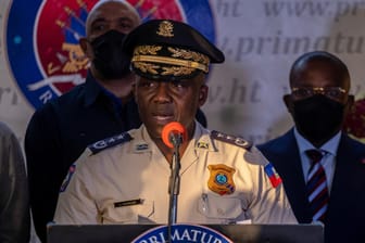 Polizeichef Leon Charles während einer Pressekonferenz: Ein weiterer Drahtzieher nach dem Präsidentenmord in Haiti ist festgenommen worden.
