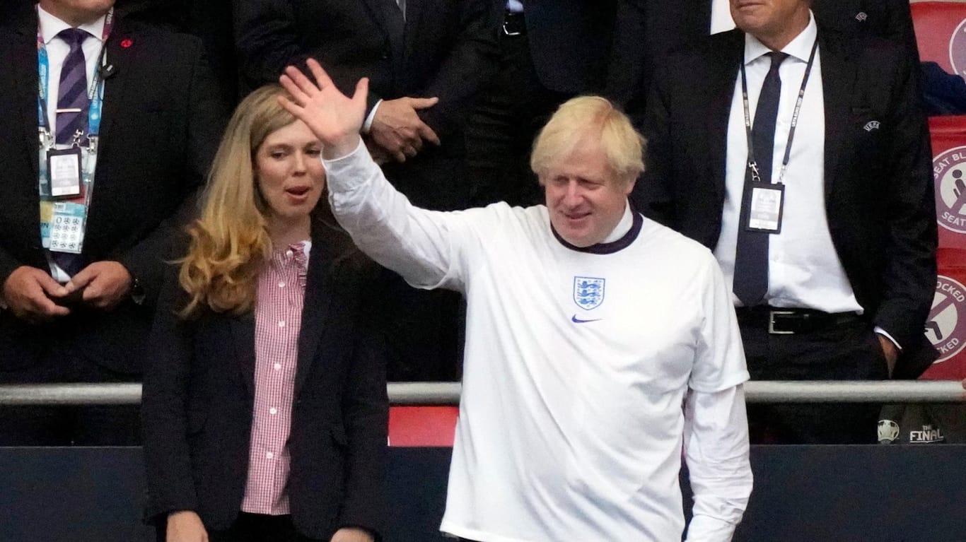 Boris Johnson im Wembley-Stadion: Der britische Premier hält an seinen Öffnungsplänen fest.
