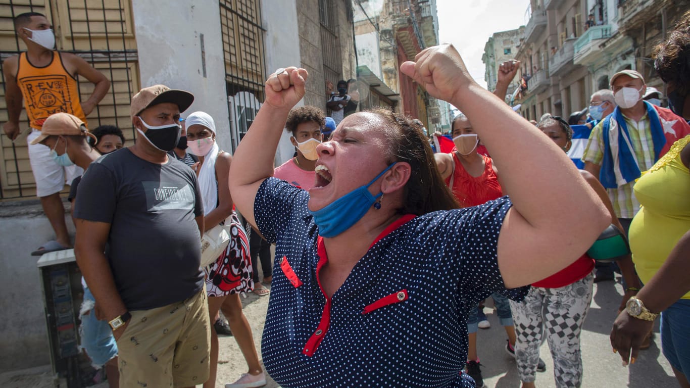 Aufruhr in Kuba: Eine Frau schreit Pro-Regierungs-Parolen, während Anti-Regierungs-Demonstranten in Havanna marschieren.
