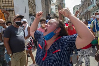 Aufruhr in Kuba: Eine Frau schreit Pro-Regierungs-Parolen, während Anti-Regierungs-Demonstranten in Havanna marschieren.