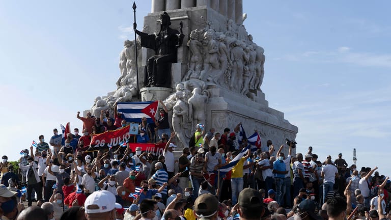 Anti-Regierungs-Demonstranten am Maximo-Gomez-Denkmal in Havanna: Hunderte von Demonstranten gingen in mehreren Städten Kubas auf die Straße.