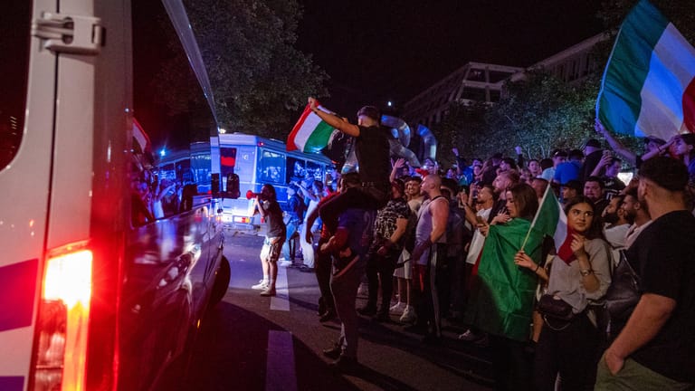Die Polizei räumt die Tauentzienstraße während Fans von Italien feiern: Italien ist Fußball-Europameister.