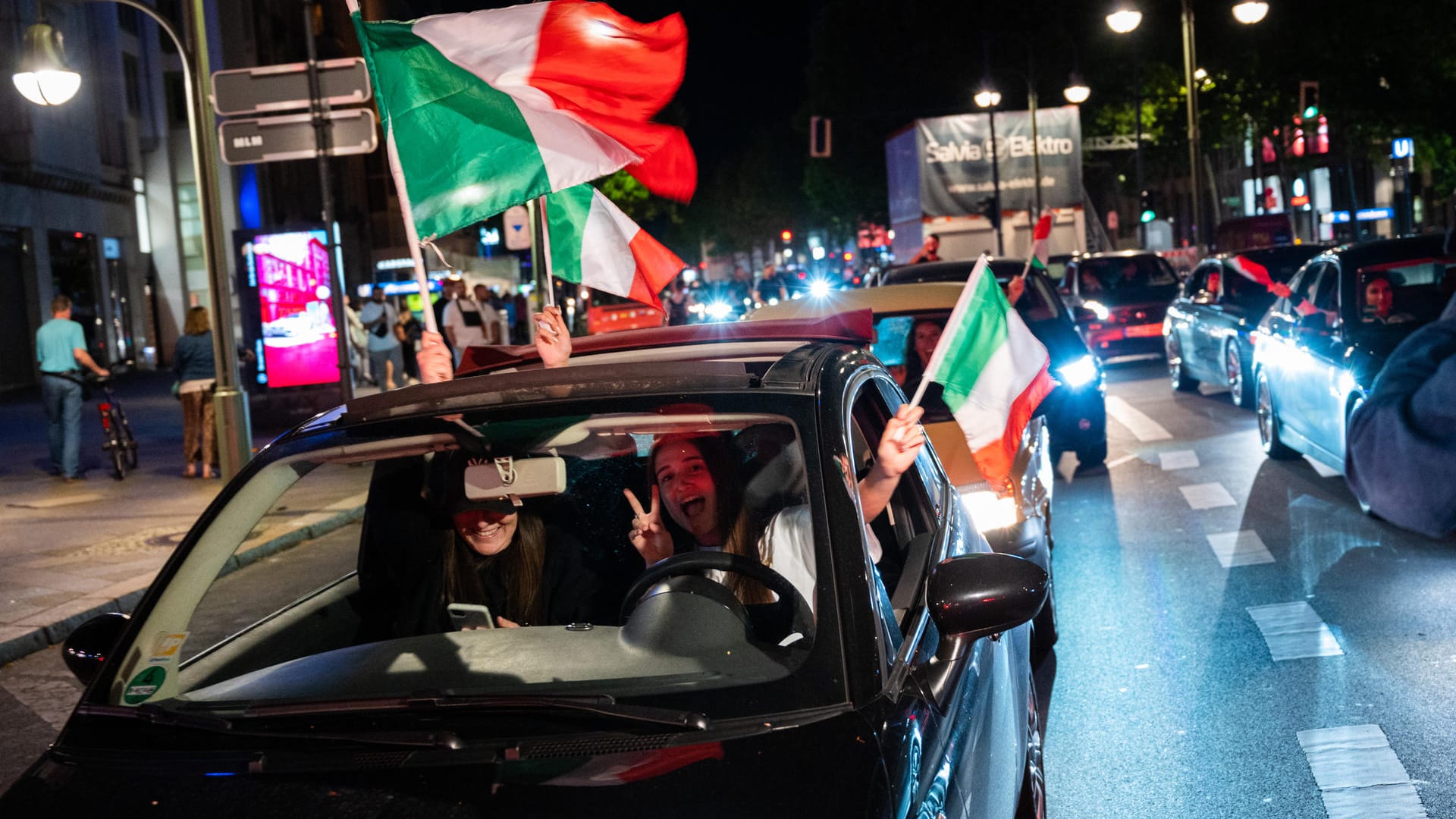 Italienische Fans feiern mit einem Autokorso. Italien gewinnt das Finale im Elfmeterschießen mit 3:2.